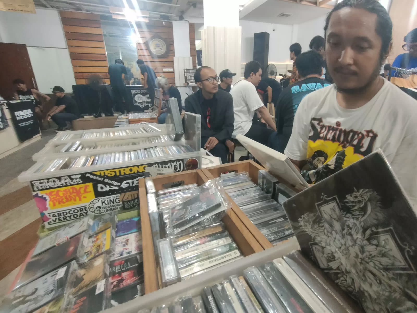 Koleksi kaset, CD hingga piringan lawas.