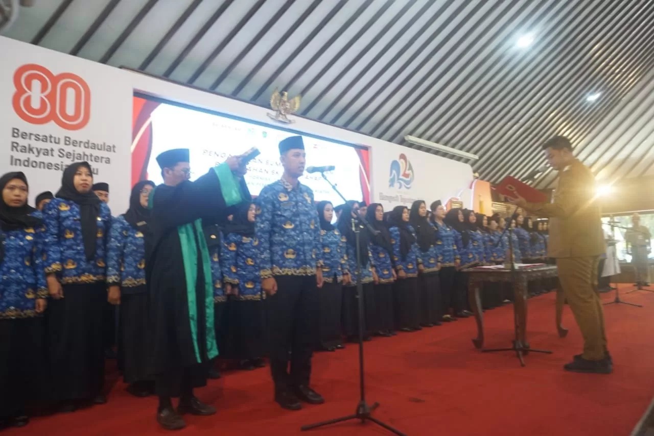 Bupati Klaten, Hamenang Wajar Ismoyo, melantik 96 PPPK Tahap II Formasi Tahun 2024 di Pendapa Pemkab Klaten.