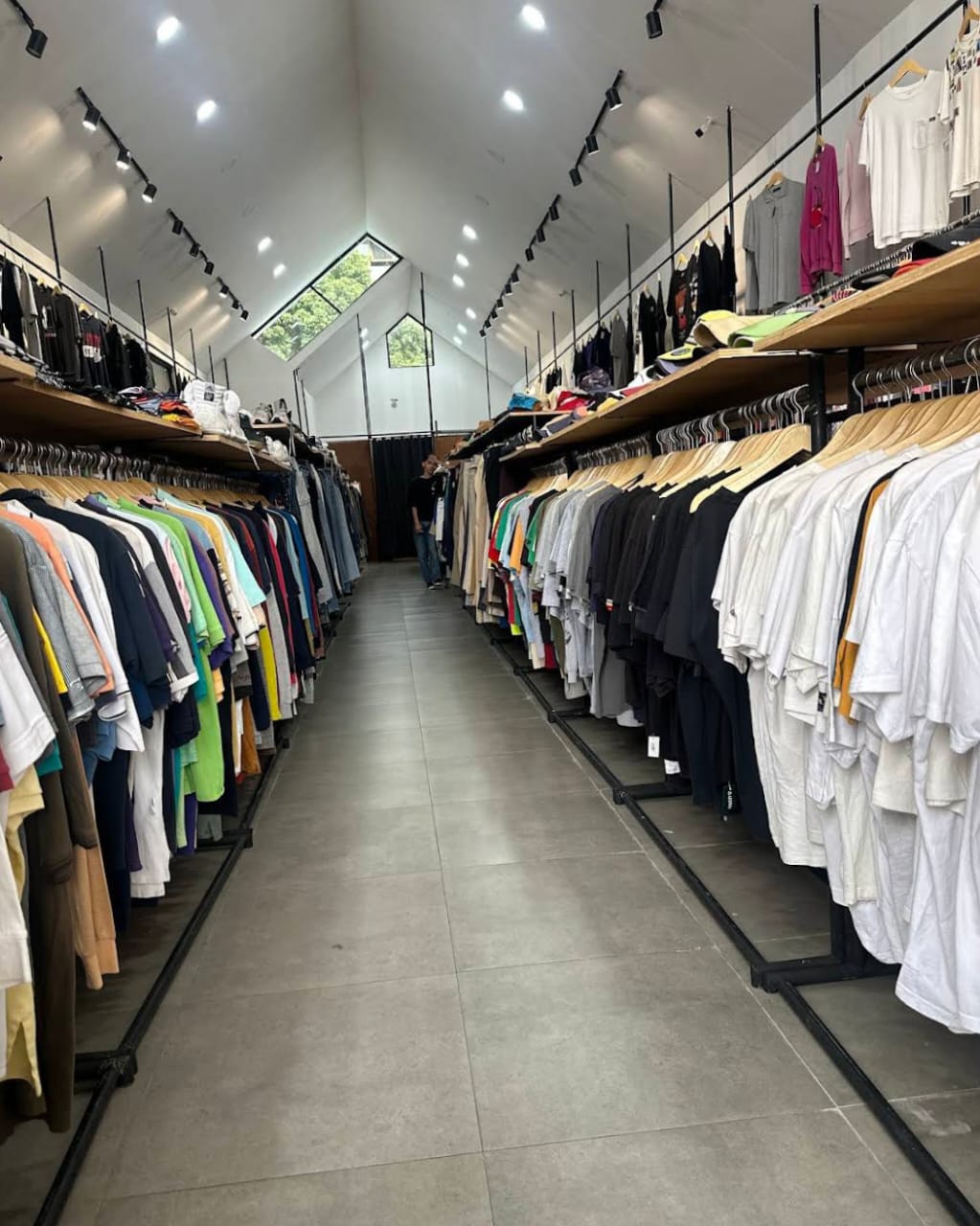 Salah satu lokasi thrifting di Jogja, Lestari Thrift Shop Colombo.