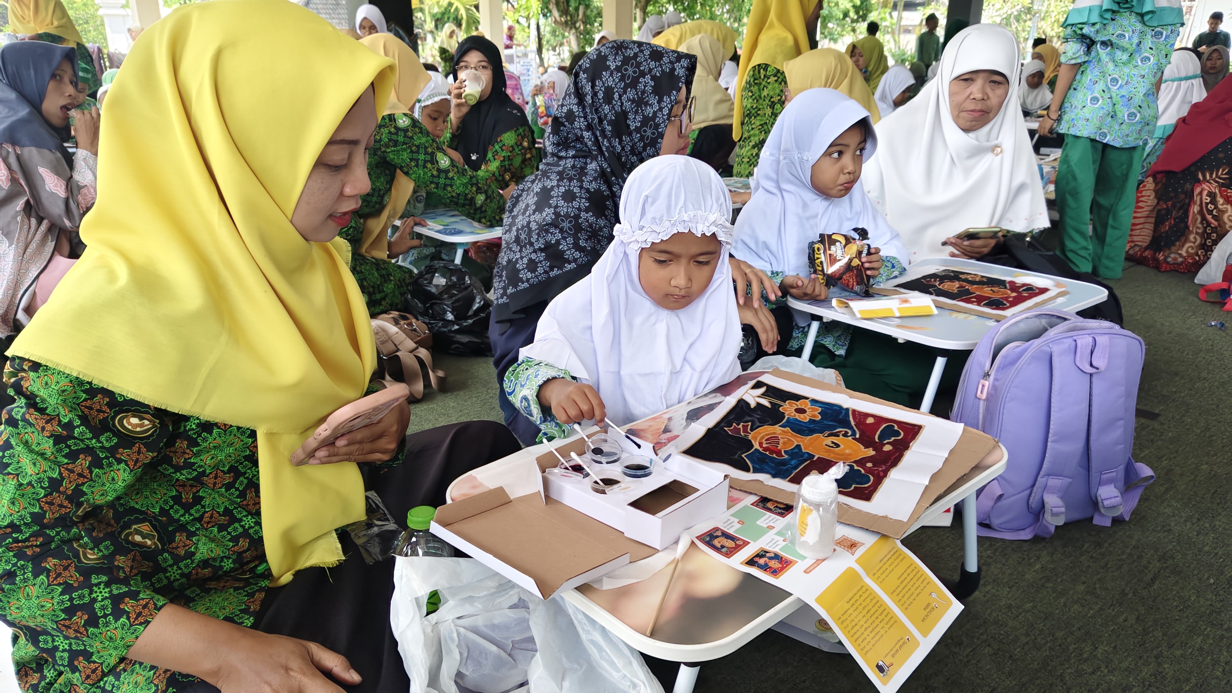 Sebanyak 215 anak Raudhatul Athfal (RA) se-Kabupaten Sleman antusias mengikuti kegiatan Gerakan Nasional RA Membatik (Gernasratik) Kamis pagi (2/10/2025).