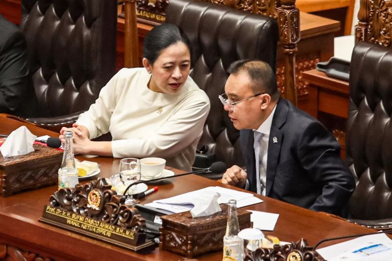 Ketua DPR Puan Maharani (kiri) berbincang dengan Wakil Ketua DPR Sufmi Dasco Ahmad disela Rapat Paripurna beberapa waktu lalu.