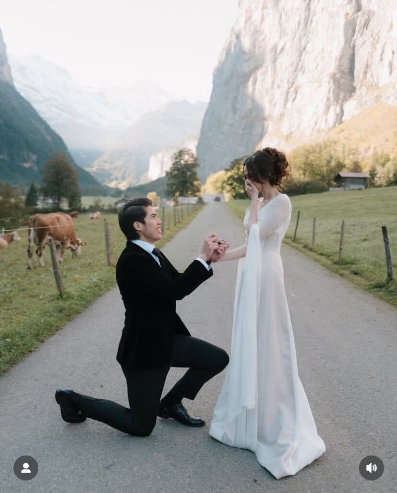MOMENT ROMANTIS: El Rumi melamar sang kekasih, Syifa Hadju di Lauterbrunnen, Swiss Kamis (2/10/2025).