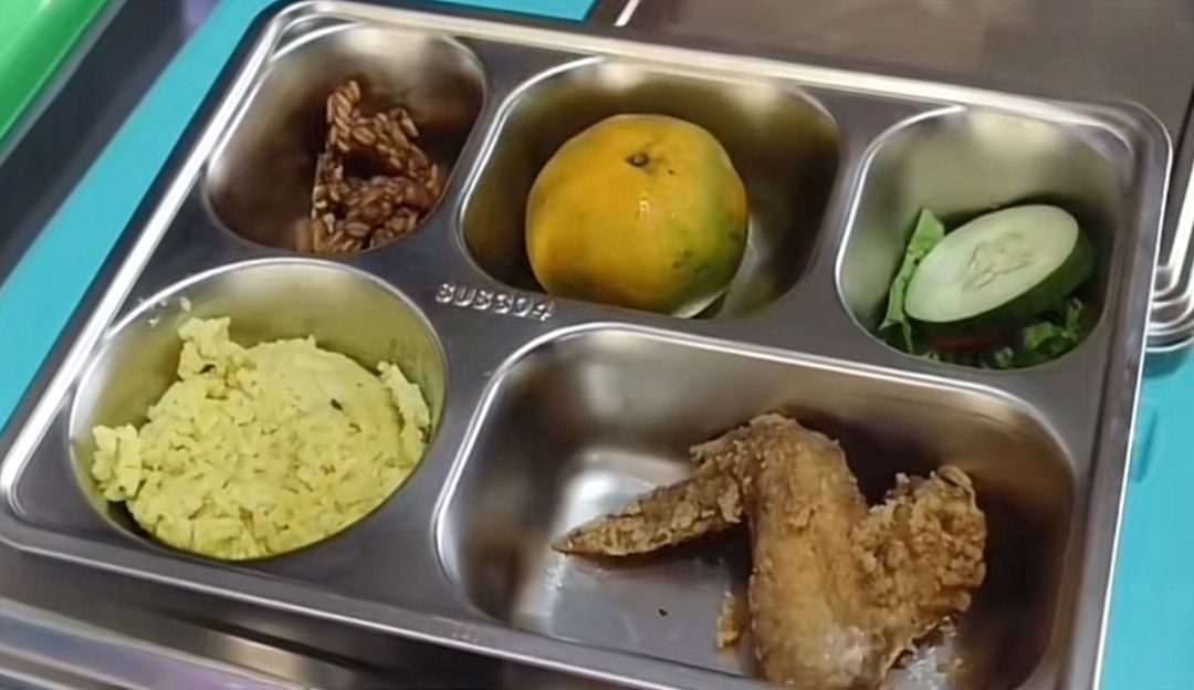 Ilustrasi salah satu porsi nasi kuning program MBG yang berpotensi basi.