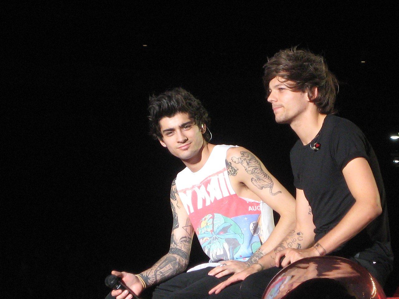 Zayn Malik dan Louis Tomlinson saat tampil di Where We Are Tour (2014).