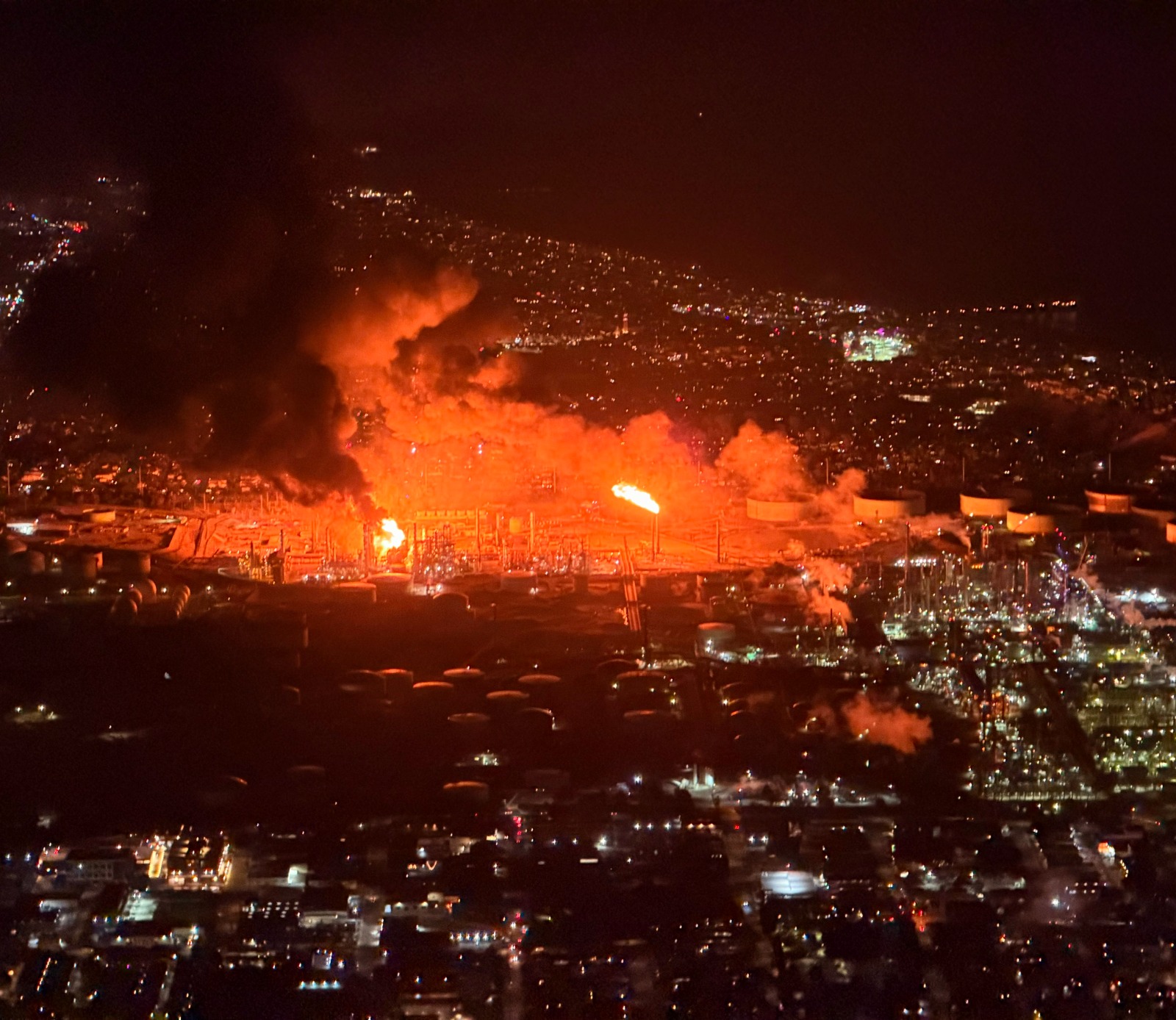 Api besar terlihat memancar dari kilang Chevron El Segundo, Los Angeles.