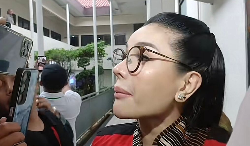 Ilustrasi Nikita Mirzani saat sedang diwawancara oleh wartawan.