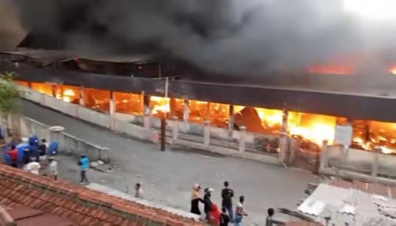 Pasar Wonogiri terbakar.