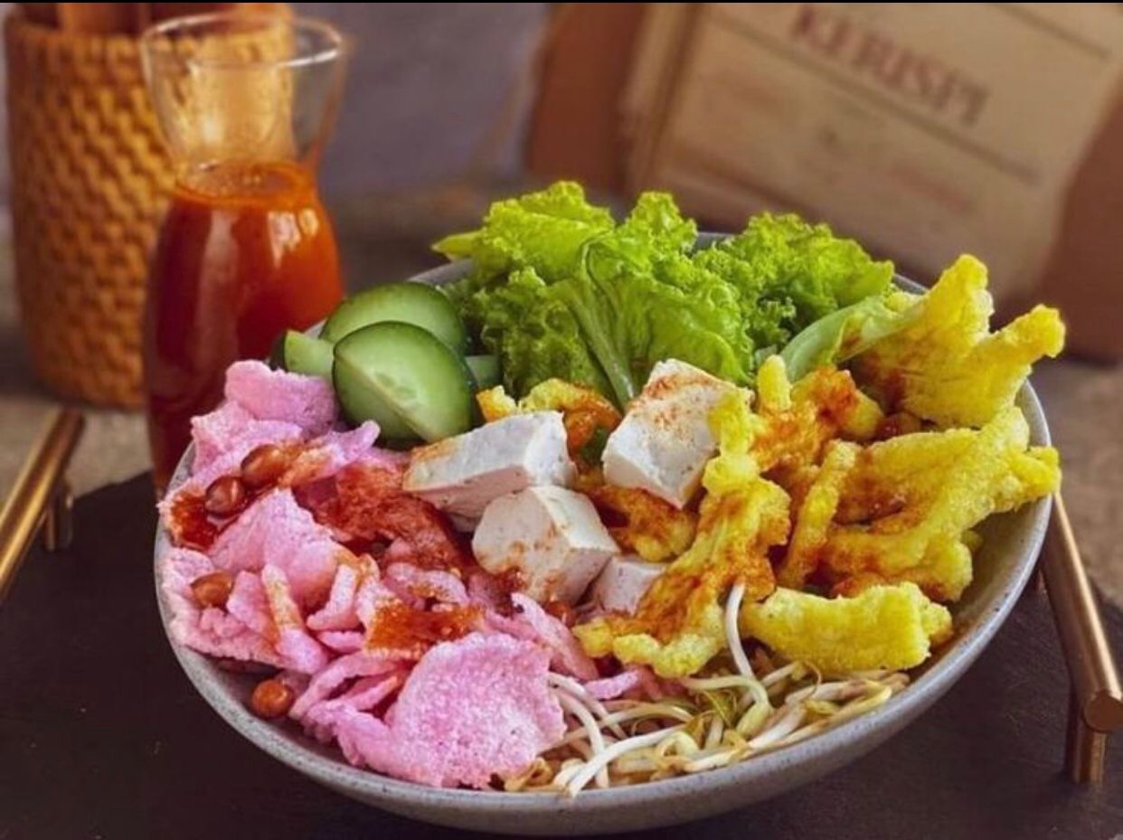 Cara praktis membuat asinan sayur khas Betawi.