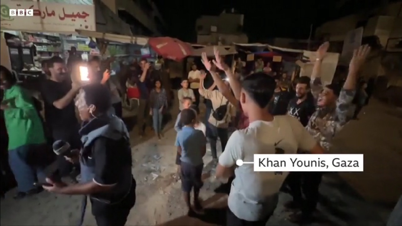 Reaksi warga Palestina terhadap pengumuman kesepakatan damai Gaza.