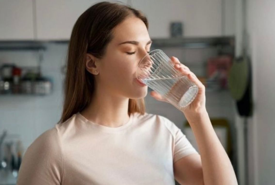 Ilustrasi orang sedang minum air putih (foto: pinterest)