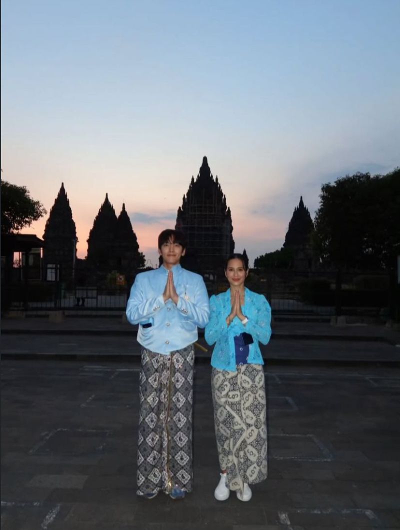 Aktor dan penyanyi Korea Selatan Ji Chang Wook  dan aktris Indonesia Pevita Pearce saat menjelajahi wisata di Yogyakarta.