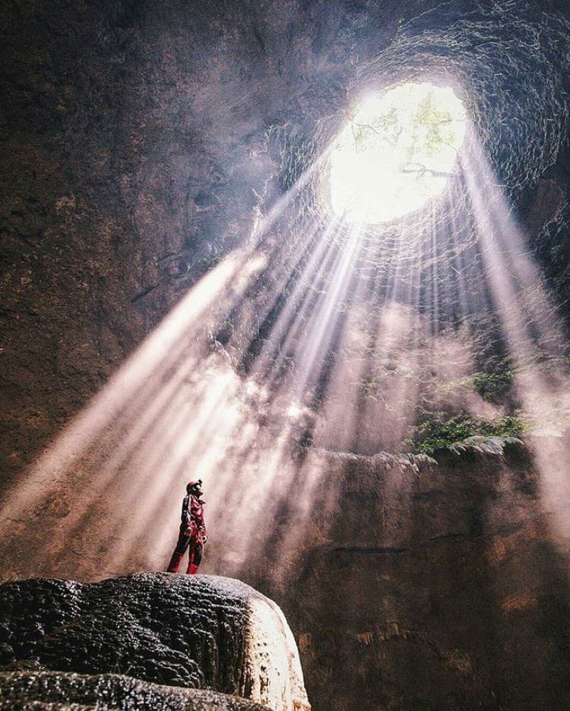 Keindahan Goa Jomblang, Gunungkidul (Sumber: Pinterest Antareja Tour Jogja)