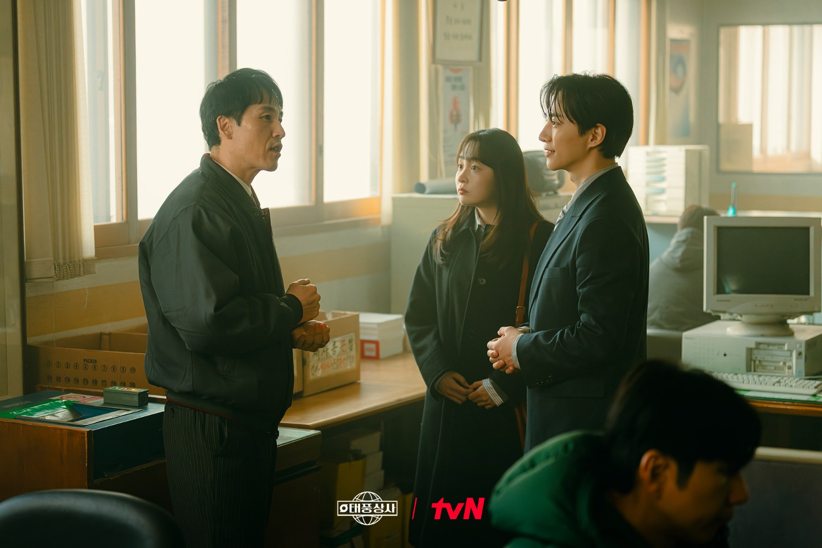 Salah satu potongan adegan dari Typhoon Family episode 1. (X/@CJnDrama)