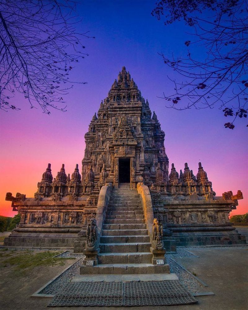 Kemegahan Candi Prambanan  (Sumber: Pinterest Rachael)