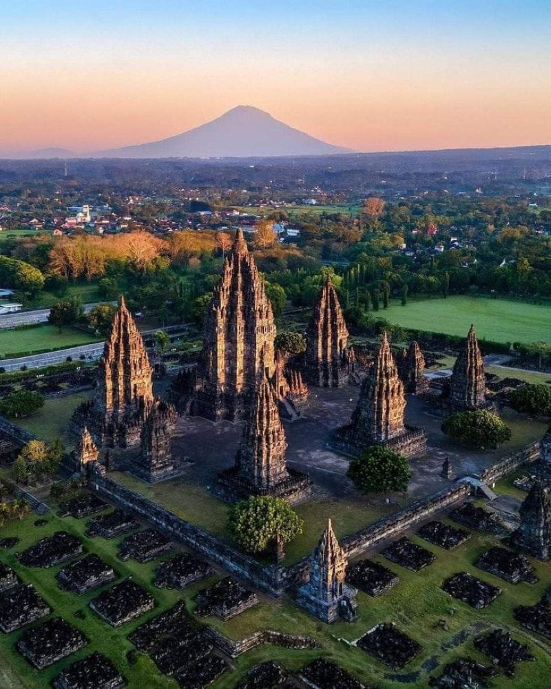 Keindahan Candi Prambanan (Sumber: Pintrerest)