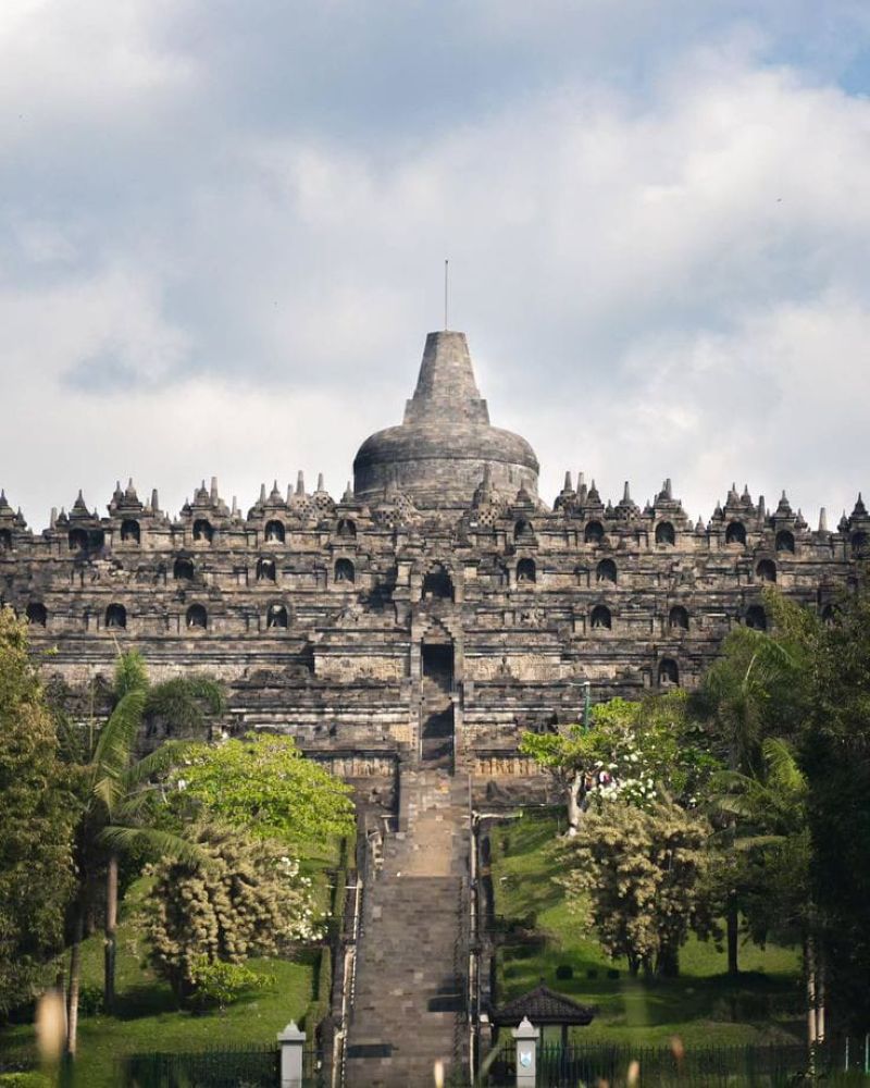 Candi Borobudur (Sumber: Pinterest VabderlustJourney)