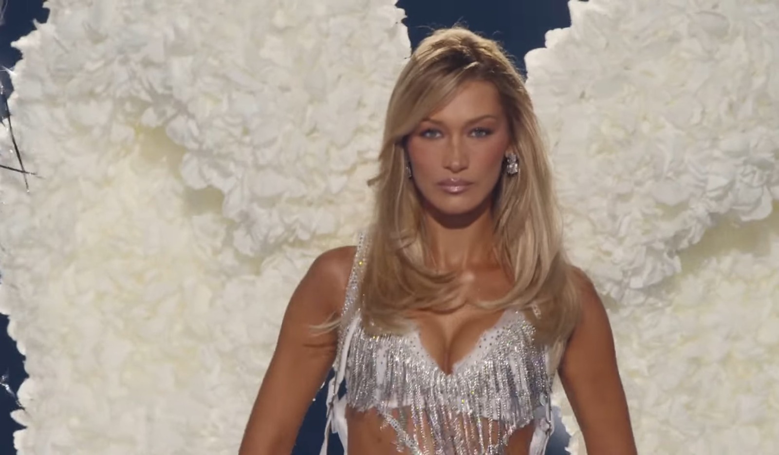 Penampilan Bella Hadid di Victoria&rsquo;s Secret Fashion Show 2025 pada Rabu (15/10/2025), tak lama setelah ia dirawat di rumah sakit. (X/@victoriasecriet)