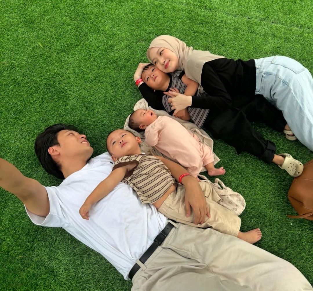 Ilustrasi pasangan Jule dan Daehoon dengan 3 anaknya (foto: instagram, juliaprt7)