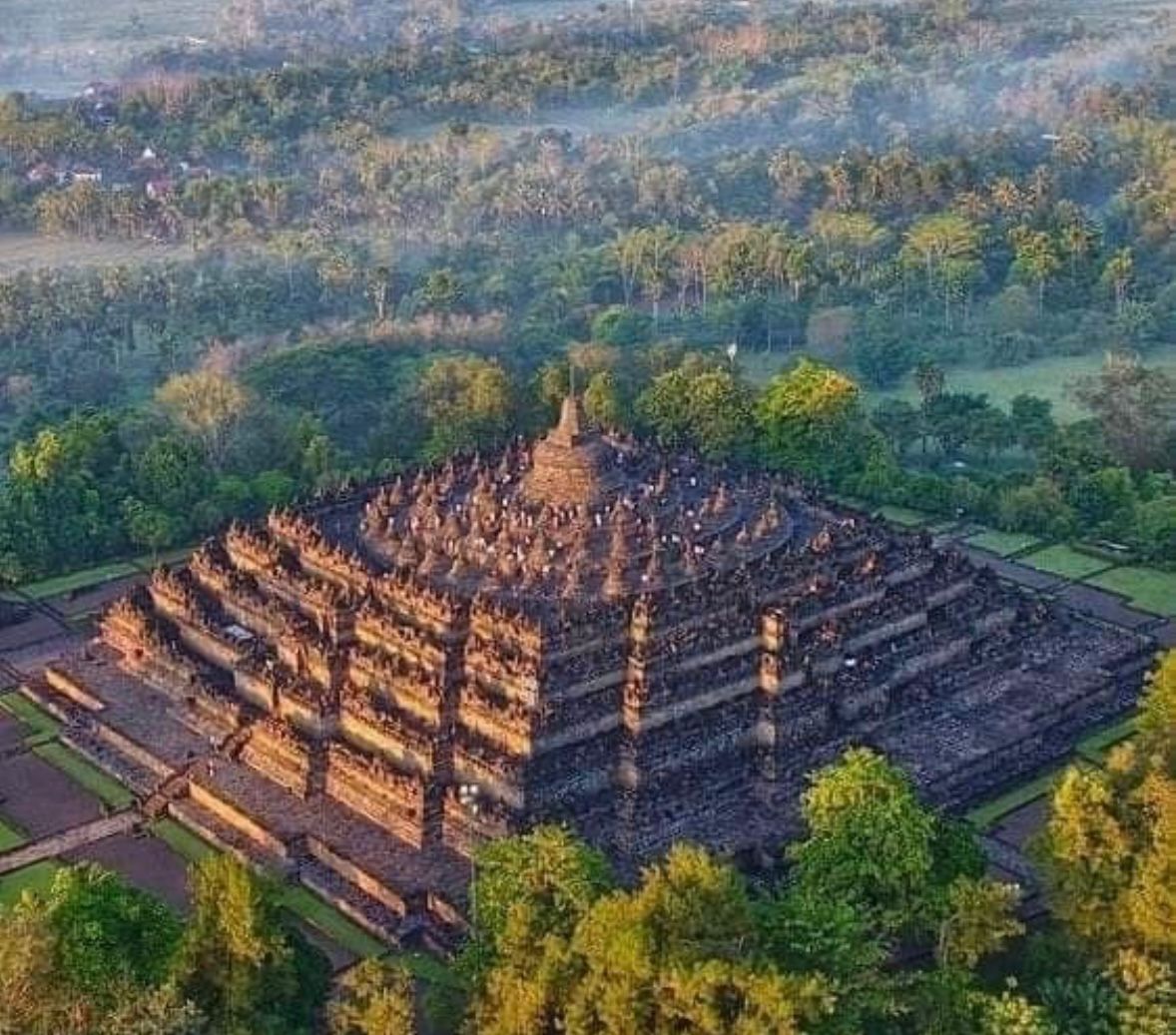 Ilustrasi Candi Borobudur (foto: pinterest)