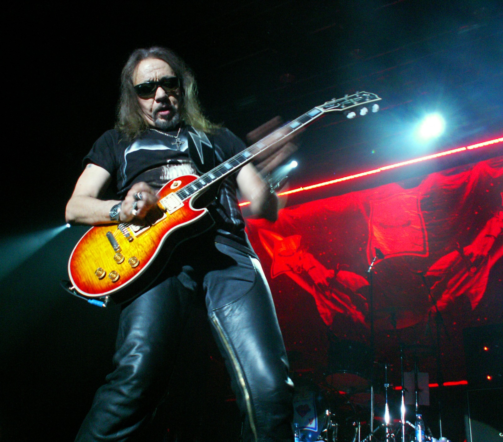Potret Ace Freshley saat tampil dalam konser di Tilburg (2008). (Wikimedia Commons/Public Domain)