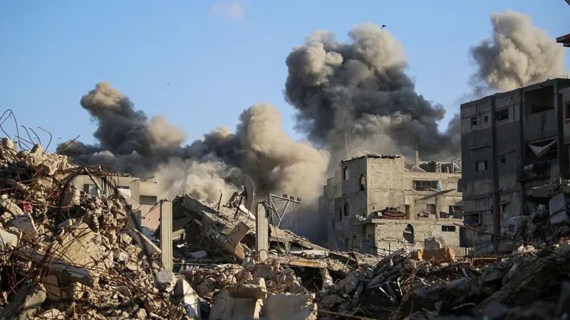 Asap mengepul setelah serangan Israel di Gaza tengah pada hari Minggu (Sumber: BBC)