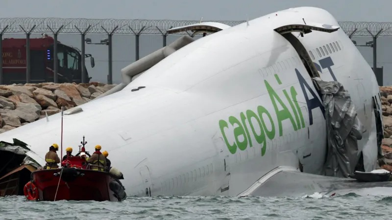 Bagian badan pesawat tergeletak di air di luar landasan pacu (Sumber : BBC)