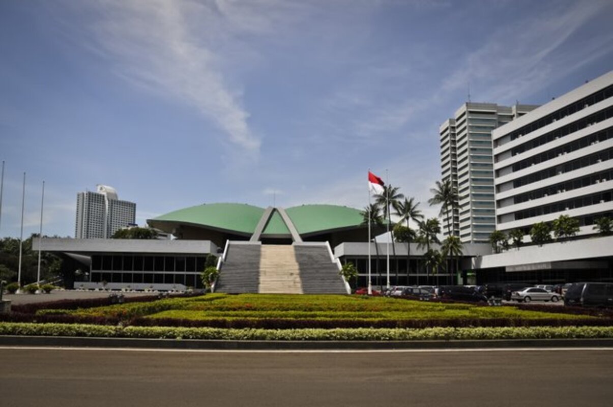 Foto gedung DPR/MPR RI di Senayan, Jakarta, yang akan menjadi salah satu titik aksi Senin (20/10/2025). (Wikimedia Commons/Public Domain)