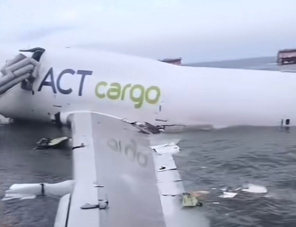 Ilustrasi pesawat kargo yang jatuh ke laut  (foto: tiktok, HOKCN)