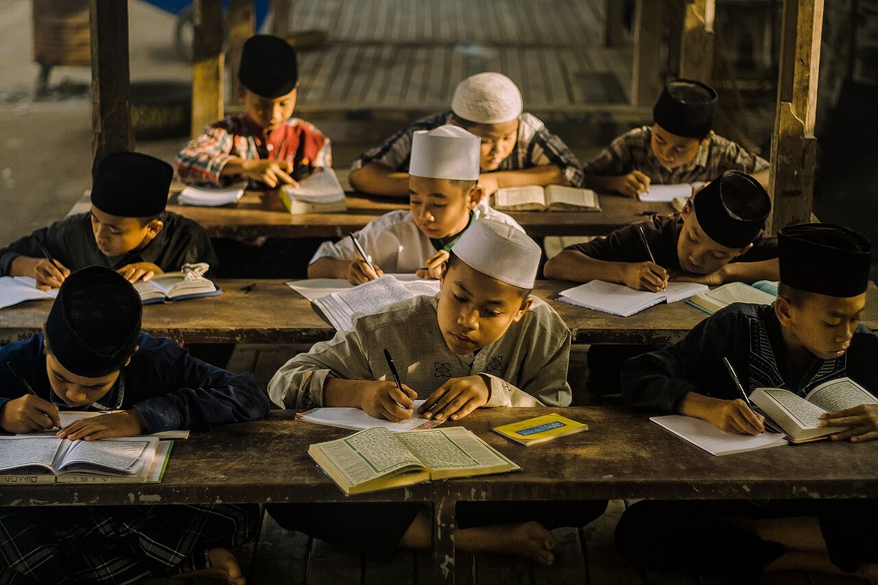 Kegiatan para santri di salah satu pondok pesantren yang berada di Lombok Barat (2017). (Wikimedia Commons/Public Domain)