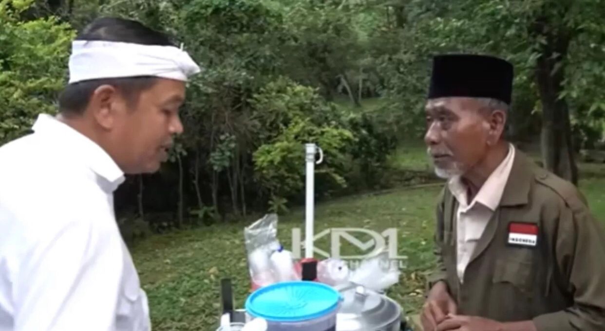 Gubernur Jawa Barat Dedi Mulyadi saat bertemu dengan Nanang penjual es cincau asal Bogor beberapa waktu lalu.(Radar Bogor)