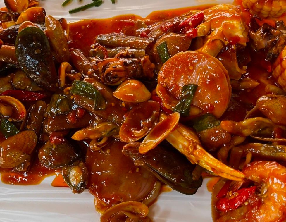 Ilustrasi seafood tumpah saos padang (foto: pinterest)