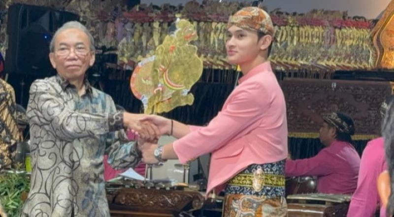 Dalang Muda Tampan, Ki Herjuno Pramariza Fadlansyah (Sumber: Instagram @pramarizafadh_)
