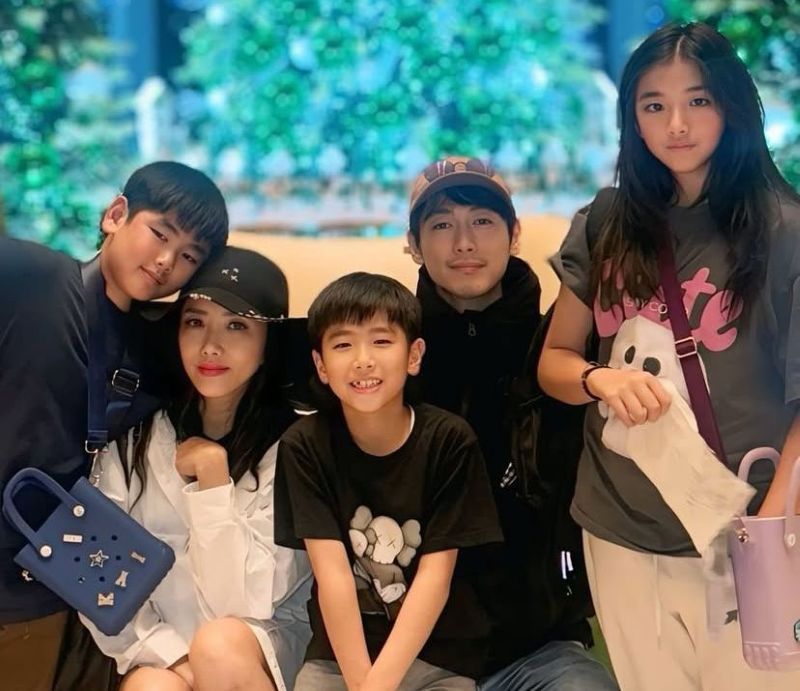 Dean Fujioka dan Vanina Amalia bersama ketiga anaknya.