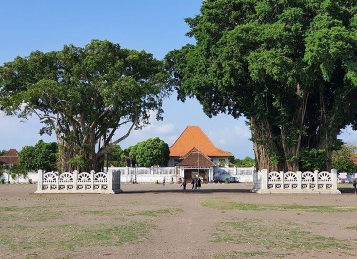 Ilustrasi pohon beringin kembar ikonik di Alun-Alun Kidul Yogyakarta  (foto: pinterest)