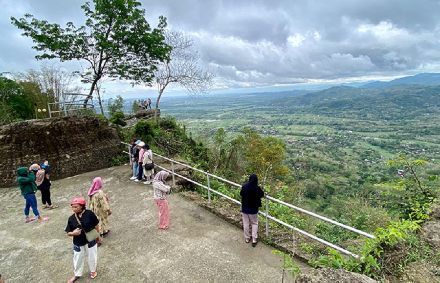 WISATA TERINTEGRASI: Sejumlah wisatawan berfoto di Watu Payung Sambirejo, Prambanan, Sleman. Destinasi itu menjadi bagi rute wisata jeep dari Tebing Breksi hingga Candi Ijo.