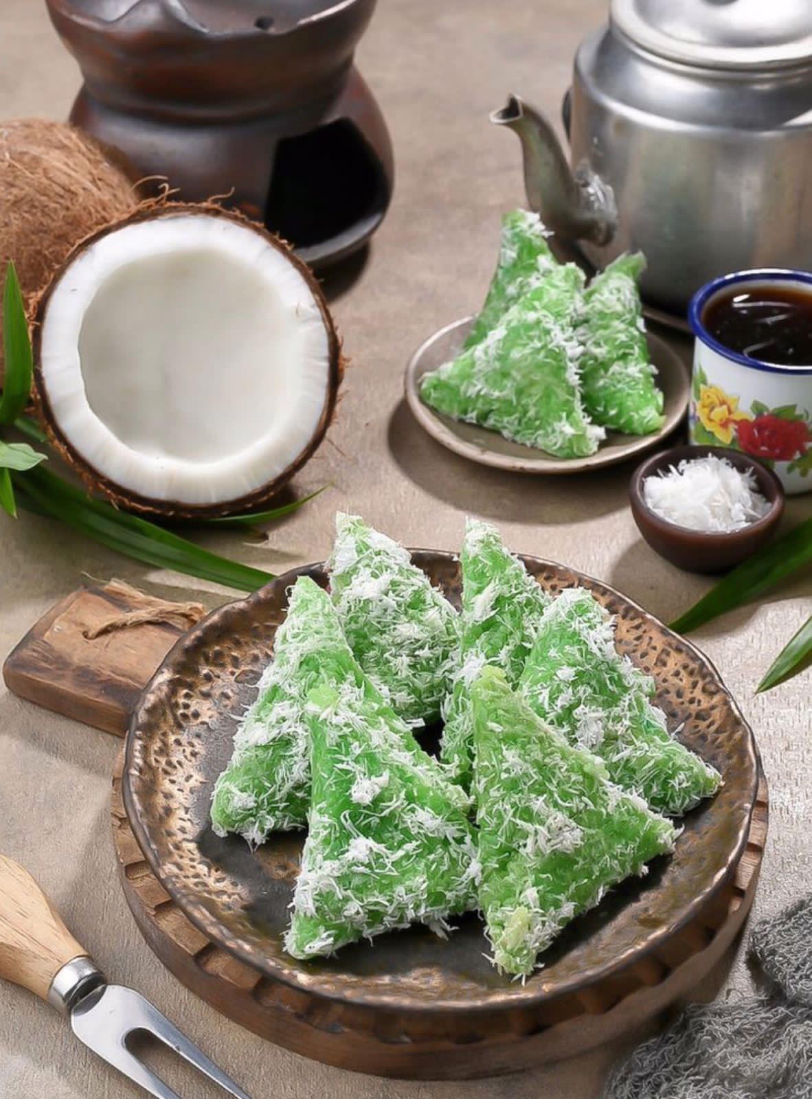 Lupis jajanan pasar tradisional yang manis dan legendaris (pinterest)