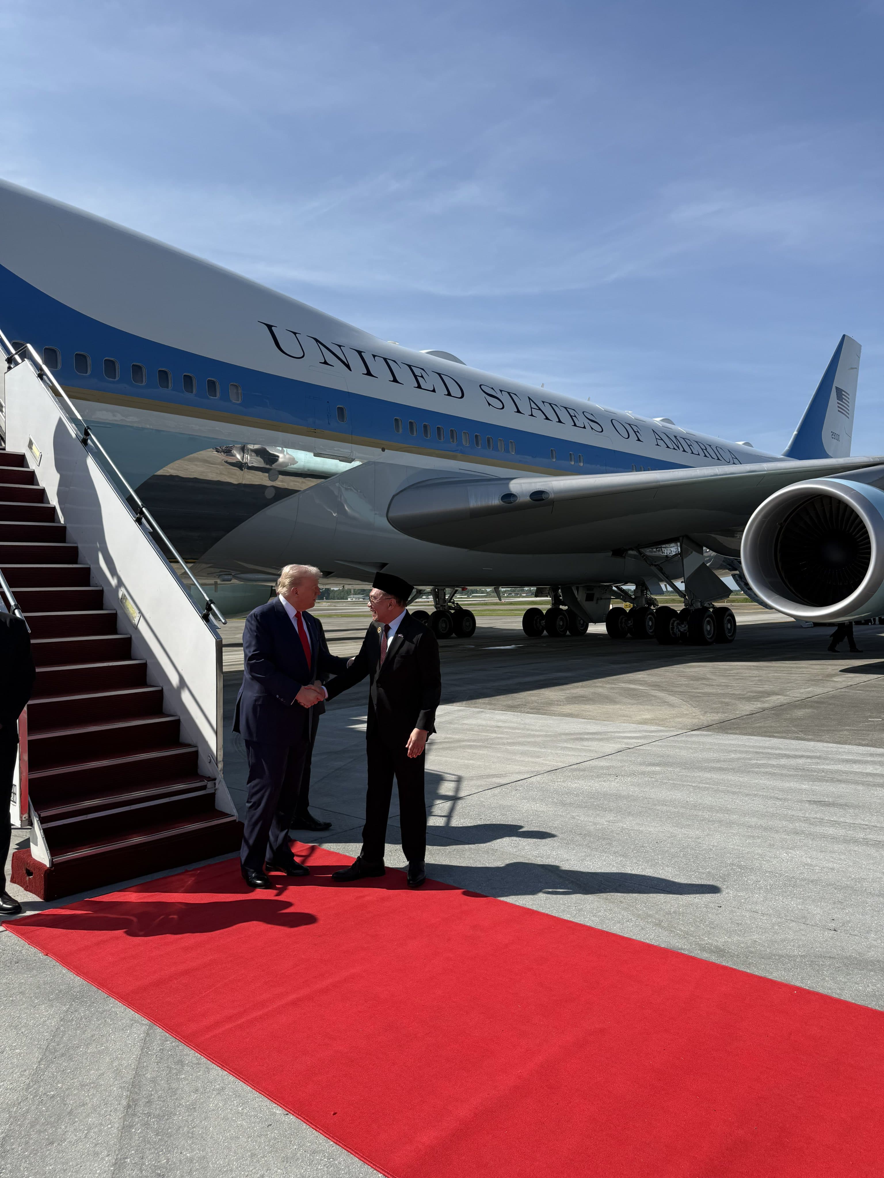 Potret Presiden AS Donald Trump disambut oleh Perdana Menteri Malaysia Anwar Ibrahim. (X/@MargoMartin47)