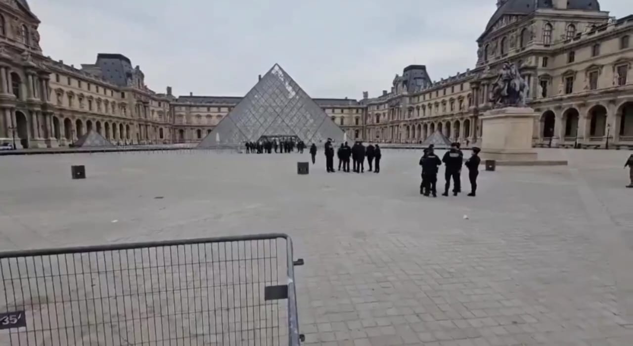 Situasi kawasan Louvre yang ditutup untuk umum pascapencurian pada Senin (20/10/2025). (Tangkapan Layar/@Brightmind24_7)