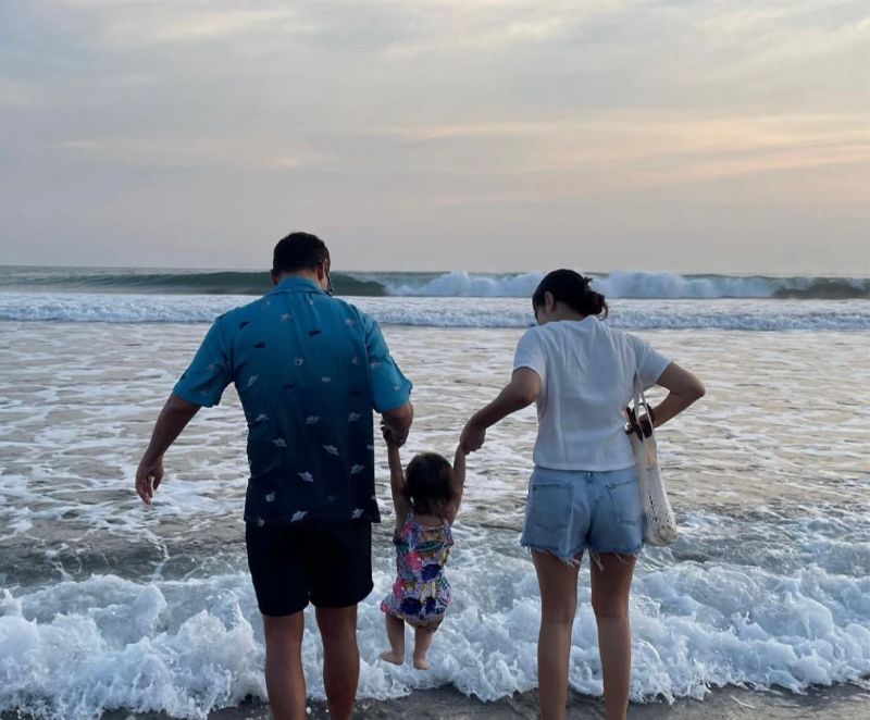 Raisa dan Hamish Daud bersama putri mereka, Zalina.