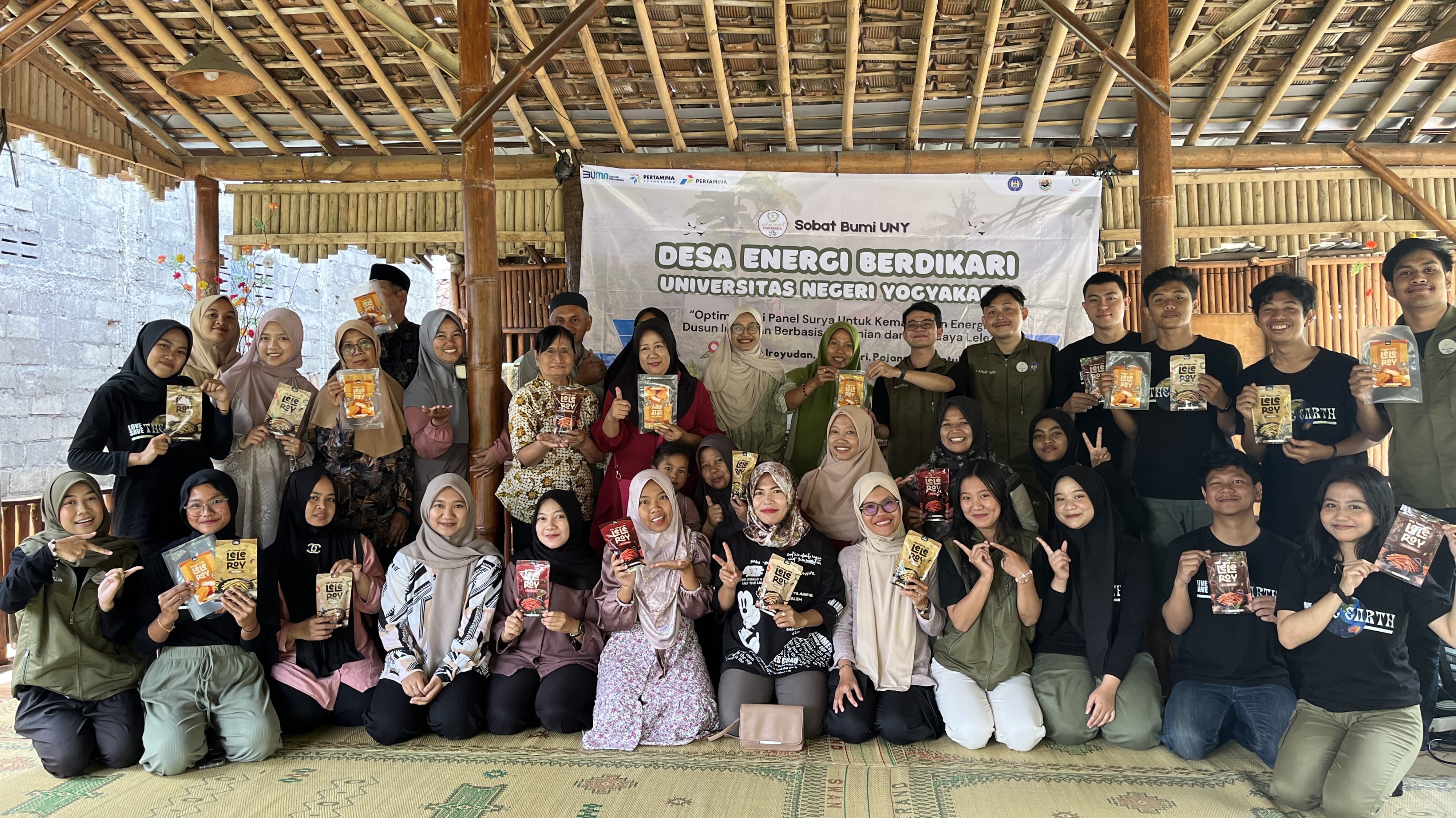 Mahasiswa Sobat Bumi UNY menggagas penerapan teknologi energi surya dengan memasang empat unit panel berdaya total 2.200 Wp. Kegiatan berlangsung 27 Mei hingga 19 Oktober 2025.