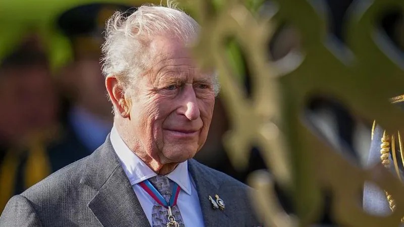 Raja Charles menghadiri upacara di National Memorial Arboretum sebelum dicemooh di Lichfield (Sumber: BBC)