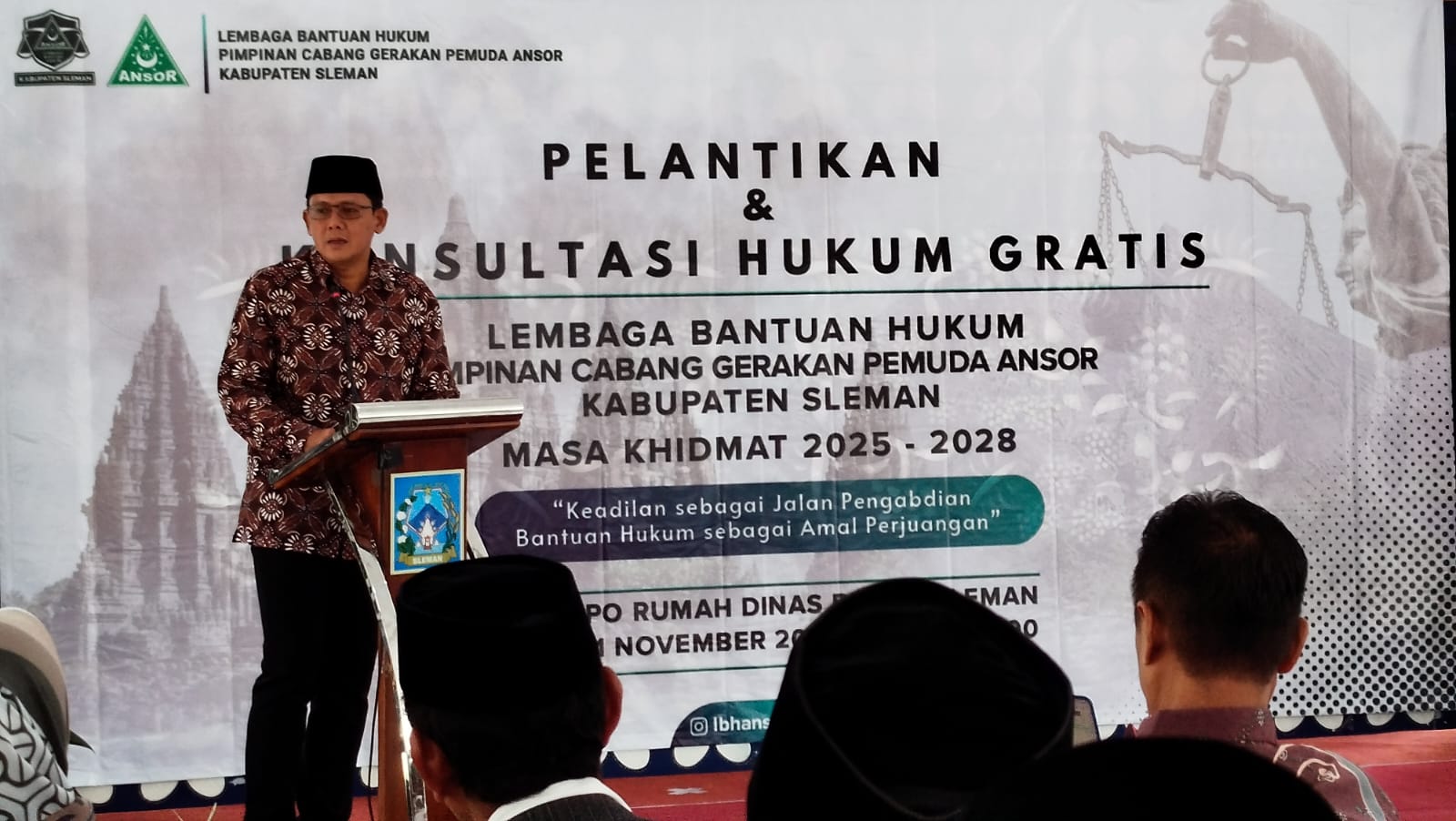 Wakil Bupati Sleman, Danang Maharsa saat memberikan sambutan dalam pelantikan pengurus LBH Ansor Sleman di Pendopo Rumah Dinas Bupati Sleman, Sabtu (1/11/2025).