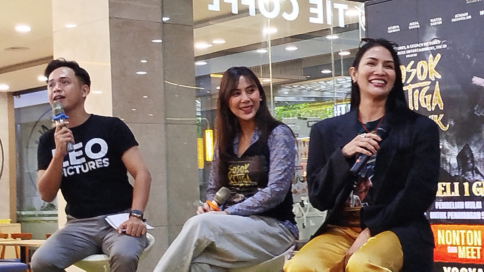 Adinda Thomas (tengah) dan Aulia Sarah (kanan), dua aktris yang membintangi film horor Sosok Ketiga: Lintrik, di Ambarrukmo Plaza, Yogyakarta, Minggu (3/11/2025).