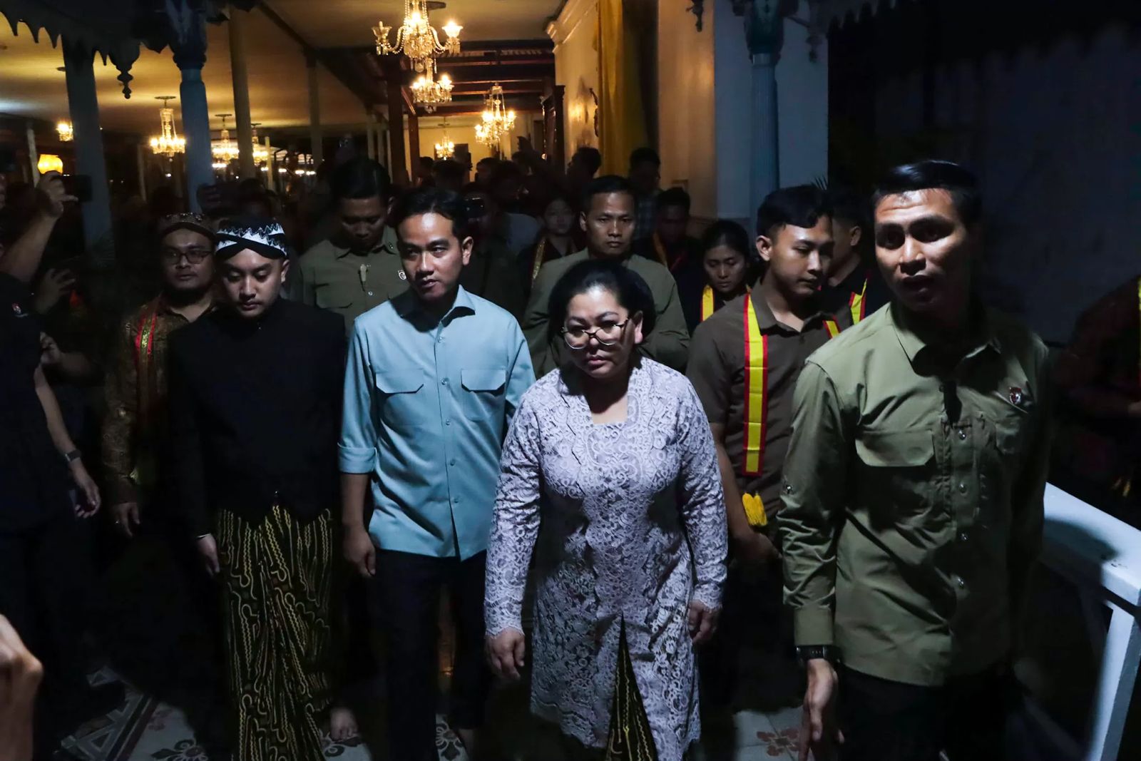 Ilustrasi wapres Gibran layat dan doakan jenazah PB XIII di Keraton Surakarta, Minggu (2/11) (foto: jawapos)
