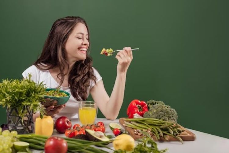 Memperbanyak mengonsumsi sayur dan buah (Sumber: Pinterest)