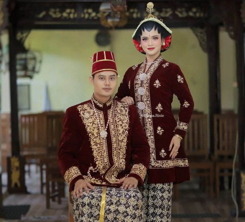 Busana Adat Jogja Putri.