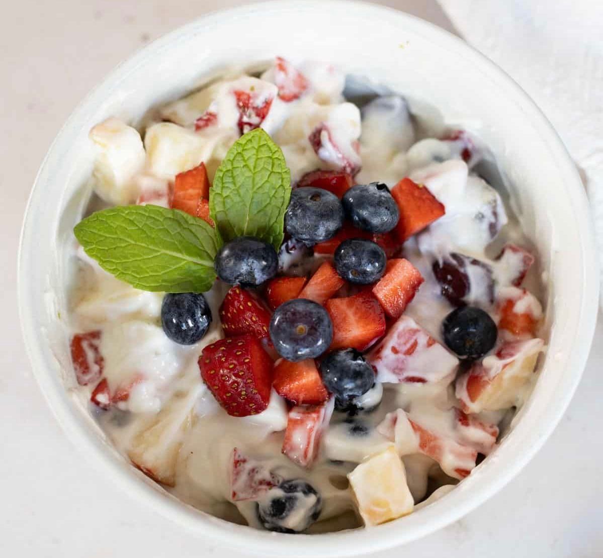 Ilustrasi salad buah segar dengan dressing yogurt  (foto: pinterest)