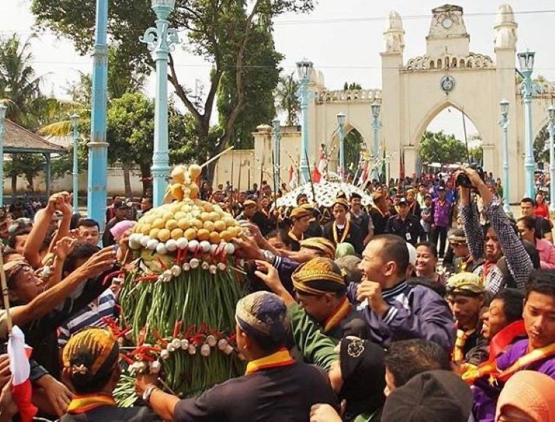Warga berebut gunungan pada puncak Grebeg Maulud Sekaten.