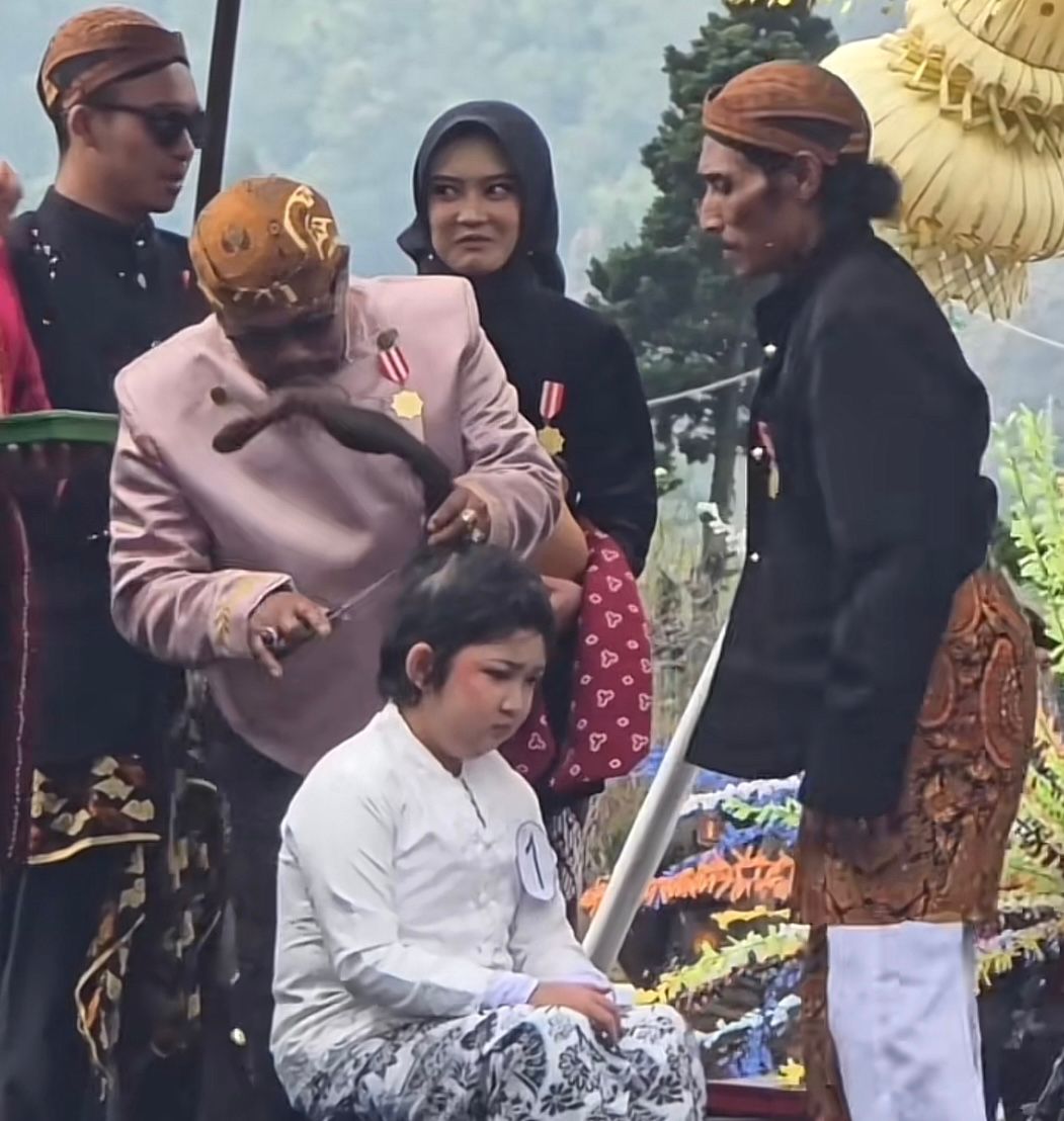 Ilustrasi anak gimbal yang mengikuti tradisi ruwatan gimbal Dieng (foto: tiktok, Agung Wijaya)