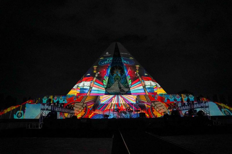 Perayaan seni multimedia bertajuk Kirana Viramantra di area fasad Monumen Yogya Kembali (Monjali), Senin (10/11).